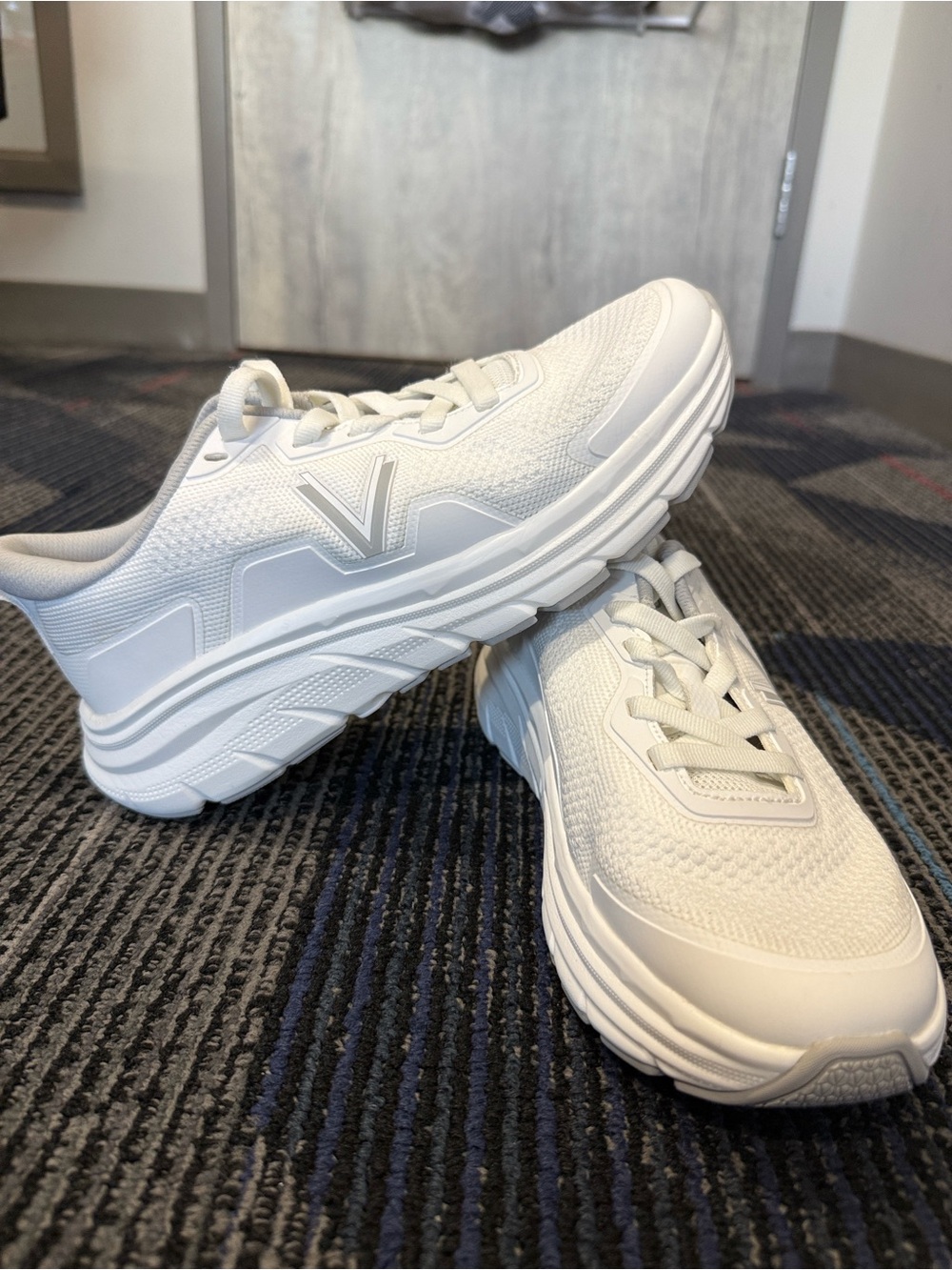Women's Max Walk Vionic Sneakers NWOB